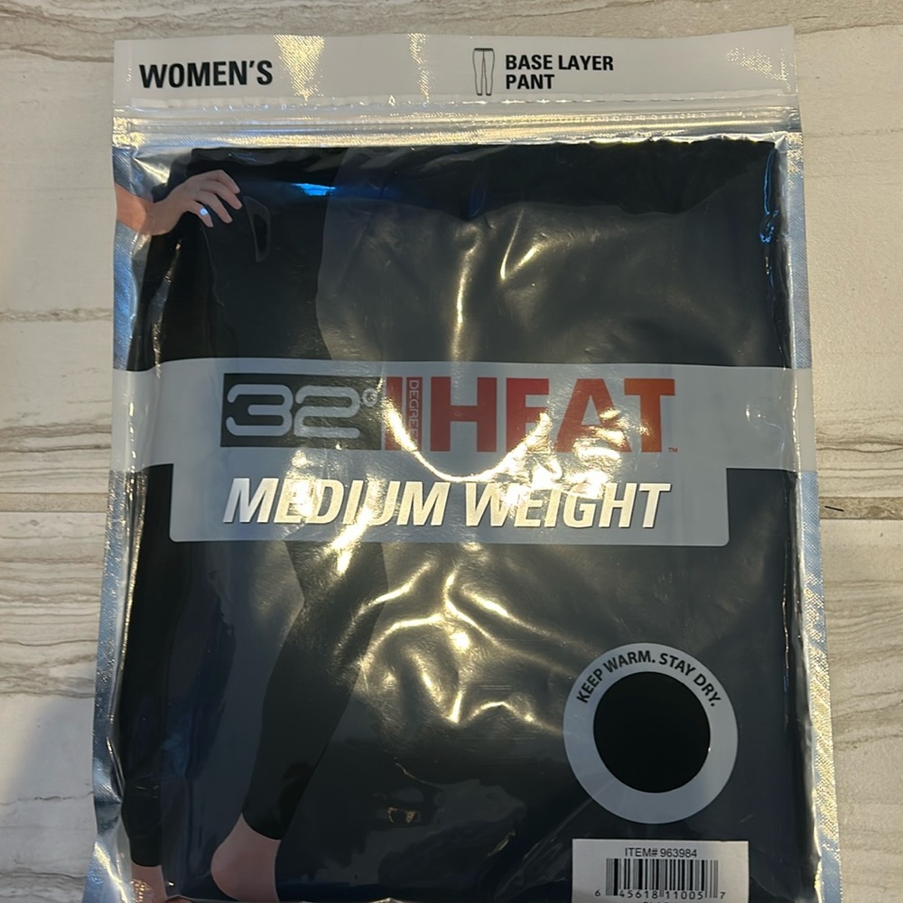New in package. Women’s  XXL black. Thermal base layer pant. Keep warm stay dry.